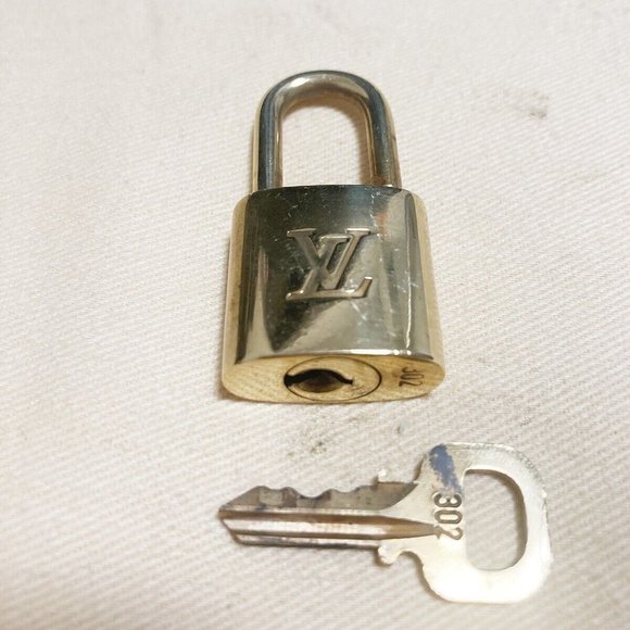 authenticity guaranteed LOUIS VUITTON LV 10 SET PADLOCK KEY BAG CHARM CADENA - Picture 4 of 4